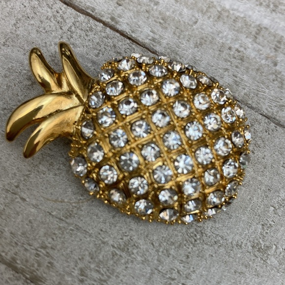 Vintage pineapple crystal gold pin - Picture 3 of 7